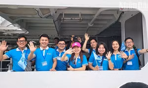Hundreds of students head for Truong Sa archipelago