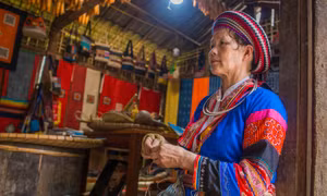 Traditional Hmong weaving turns flax into fabric