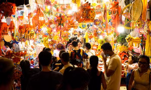 Hang Ma Street bustles ahead of Mid-autumn festival