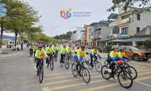 Nearly 300 Vietnamese and Chinese cyclists join friendship cross-border ride