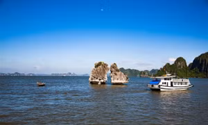 Foreign arrivals to Hạ Long Bay nearly double domestic number