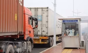 Quang Ninh sees clearance of nearly 200 trucks via border gates, crossings with China