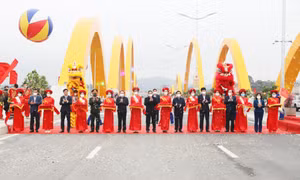 PM attends inauguration ceremony of Love Bridge and Ha Long - Cam Pha coastal road