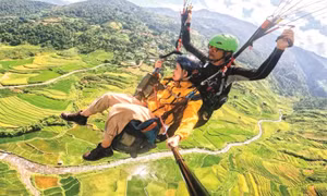 Paragliders enjoy spectacular flights over Mù Cang Chải terraced fields