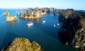 UNESCO is ready to accompany Quang Ninh in managing its two world heritage sites