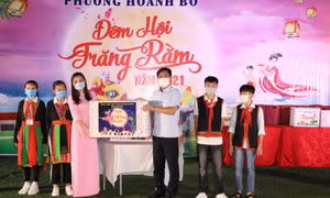 Quang Ninh’s Chairman Nguyen Tuong Van celebrates Mid-Autumn Festival with children in Ha Long