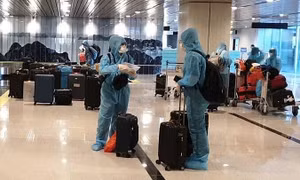Vietnam welcomes first int'l flight under vaccine passport policy
