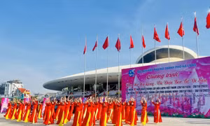 Ha Long Women dance on the bank of the heritage bay
