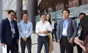 Gangwon governor visits Van Don International Airport