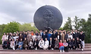 Vietnamese students in Russia offer flowers in tribute to President Ho Chi Minh