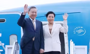Top leader begins state visit to Cuba
