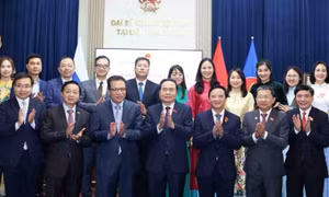 NA Chairman meets Vietnamese in Russia