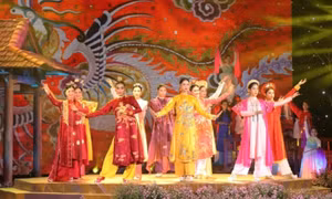 Traditional cultural values shine at Huế “Áo dài” festival