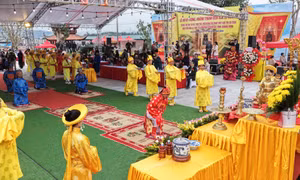 Inauguration ceremony of the temple dedicated to King Le Thai To