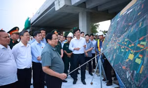 PM calls for accelerated progress of projects in celebration of National Party Congress