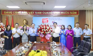 Party Secretary Nguyen Xuan Ky congratulated QMG on the occasion of Vietnam Revolutionary Press Day