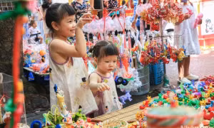 [In Pictures] Mid-autumn Festival's traditional toys "cover" Hang Ma Street