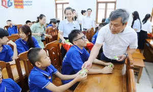 Quang Ninh Party Secretary Vu Dai Thang presents gifts to children on International Children’s Day