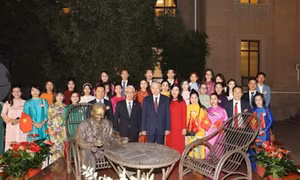 Top leader visits Vietnamese Embassy, meets with OVs in Beijing