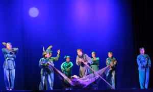 Tuồng plays enter schools