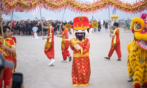 Teams receive a heroes welcome in Ha Long Bay