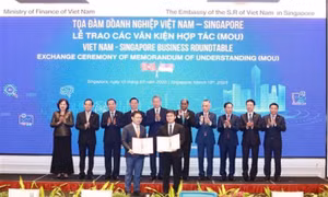 Top leader promotes Việt Nam as a global hub for innovation, financial power