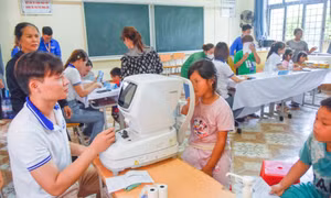 Free eye check-ups offered to children in Ha Long city’s mountainous areas