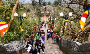 Yen Tu Spring Festival opens