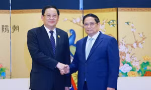 Prime Ministers of Việt Nam, Laos meet in Kunming