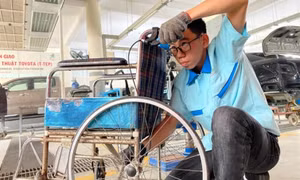 Teachers, students at vocational college help disabled by repairing wheelchairs
