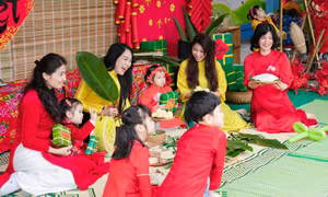 Kindergarten children learn about Tet