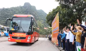 Free coaches bring workers home for Tet