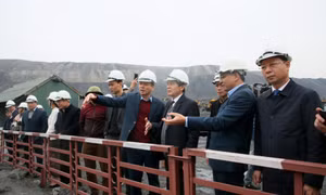 Houaphan Party Secretary visited Ha Tu Coal Mine