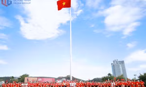 Flagpole inaugurated at Sun square, Bai Chay ward