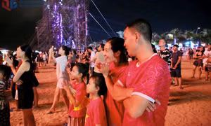 Brilliant fireworks light up the heritage bay