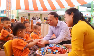 Quang Ninh leaders visit children on the occasion of International Children's Day