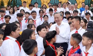 President meets with children of police martyrs, academic award winners