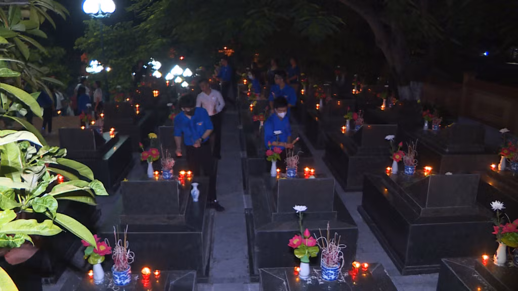 The programme “Candle lighting in gratitute of war heroes and martyrs” was held at all of the cemeteries across the province.