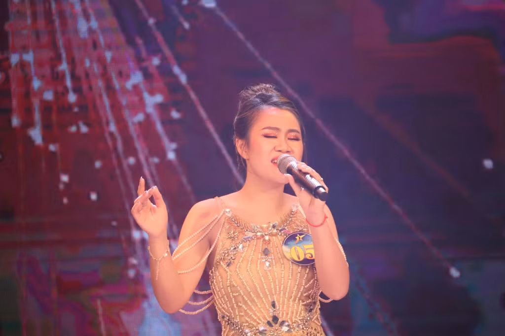 Thí sinh Nguyễn Anh Thu SBD 05, Đại học Hạ Long với bài hát Tình xô mãi đời ta