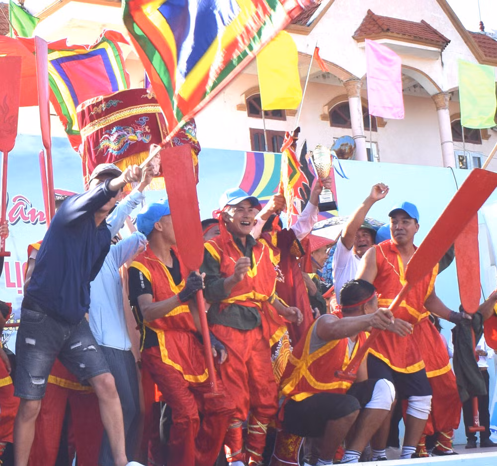 Dù thua hay thắng, các đội đều về ăn mừng chiến thắng chung của quân và dân nhà Trần năm 1288 trên dòng sông Mang lịch sử.