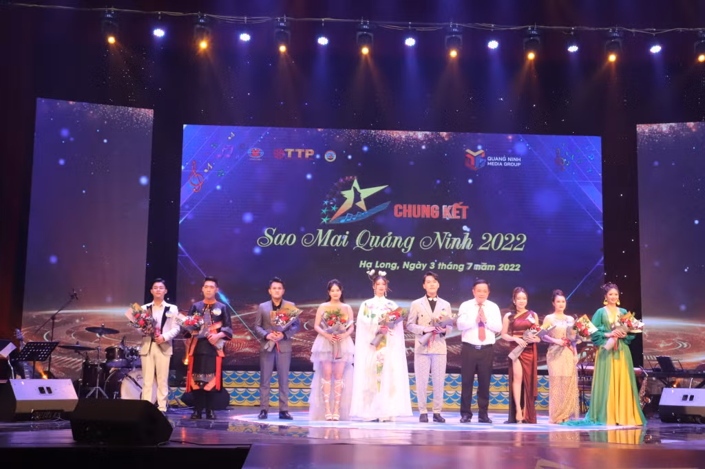 QMG Director cum Editor- in- chef, Mai Vu Tuan, congratulated 9 qualifying singers participating in the final round.