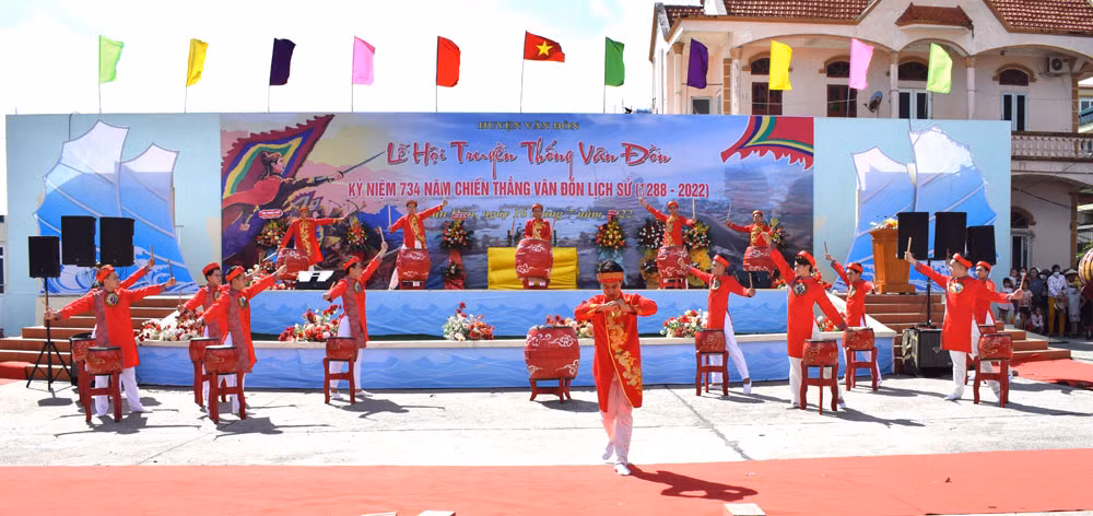 Màn múa trống ấn tượng trước Hội bơi thuyền