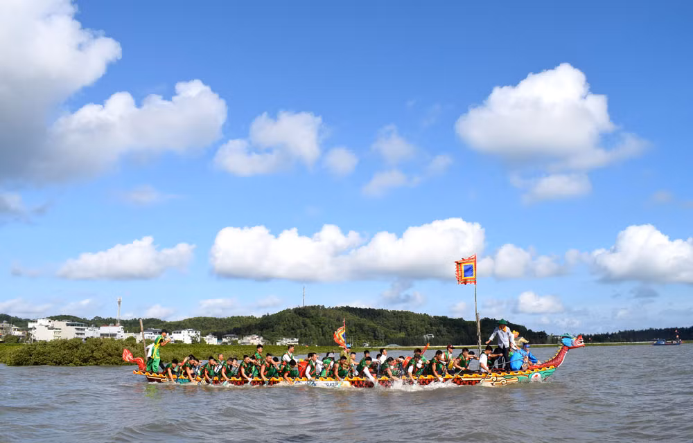 Trời mây như cũng đua cùng đoàn thuyền