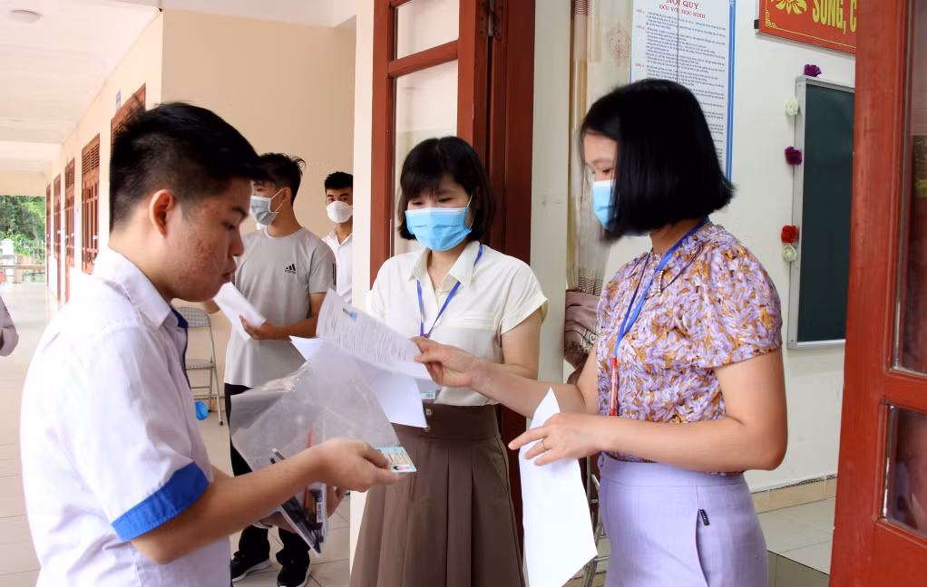 Candidates entered the exam room under the examination staff’s guidance. 