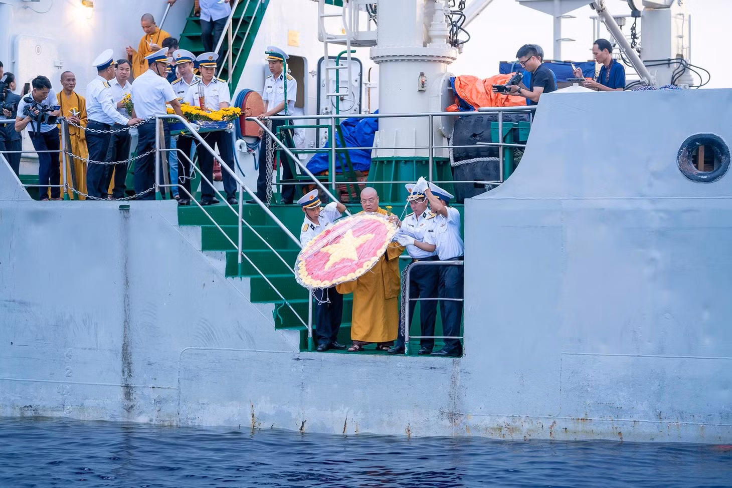 Captain Ho Thanh Hoan and Most Venerable Thich Thanh Nhieu release the wreath into the sea.