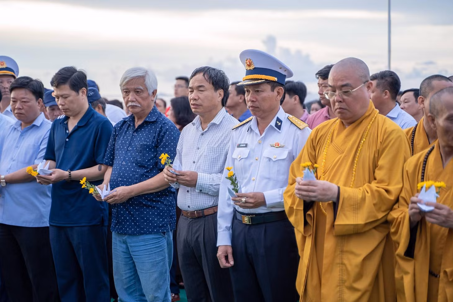 Navy Captain Ho Thanh Hoang, as head of the delegation, and other members of the delegation attend the memorial service.