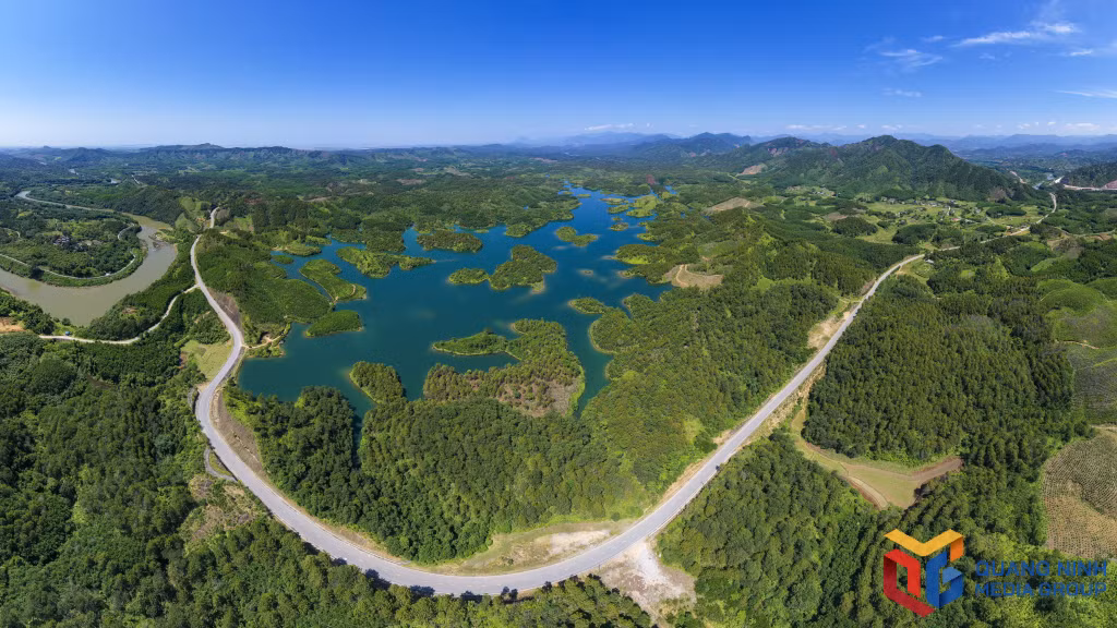 Phinh Ho lake is located at Bac Son commune, about 14 km from the center of Mong Cai city.