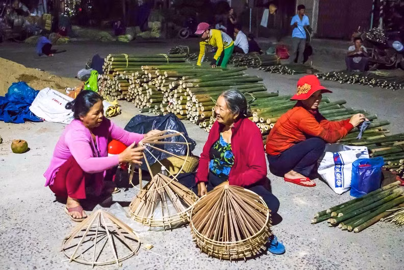 Nguyen Thi Thanh goes straight to the market with her bunches of hats. The total of 35 conical hats are the result of more than a week of her and her children working together. Having made hats for years, she mainly sells to regular customers, and never worries about poor sales.