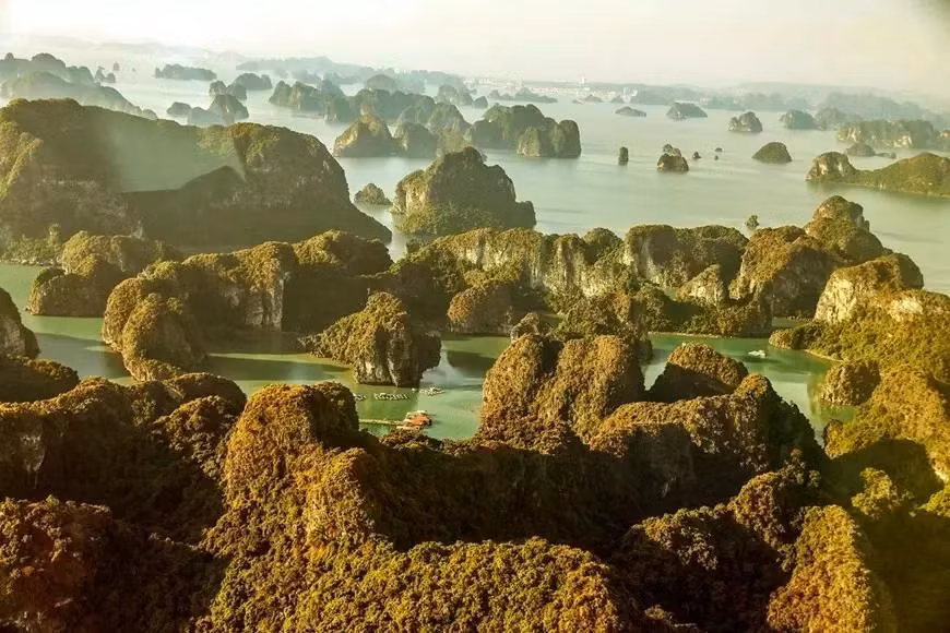 The adjacent islands create miniature bays, where boats leave anchors. (Photo: VNA)