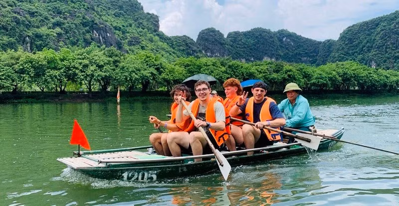 Vietnam welcomes over 5.5 international visitors in six months (Photo: hanoimoi.vn)